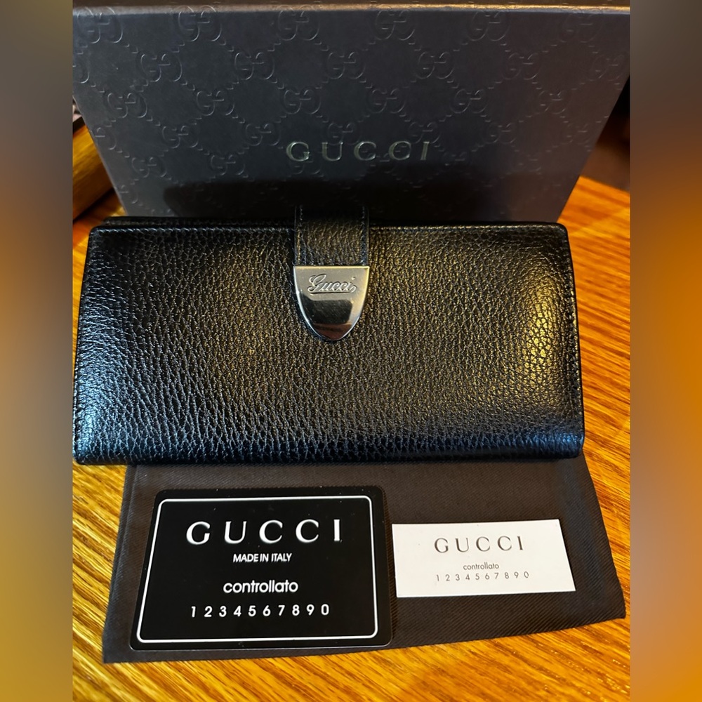 Gucci ❤️ Long continental Wallet ~ Black textured leather. 
Pre❤️Loved